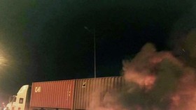 Xe khách ủi xe container trên cao tốc Long Thành, 2 người chết
