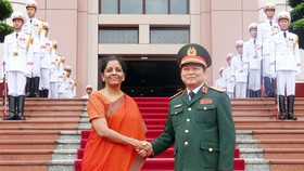 Bộ trưởng Ngô Xuân Lịch và Bộ trưởng Nirmala Sitharaman tại lễ đón. Ảnh: TRẦN BÌNH