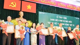 Trao danh hiệu Bà mẹ Việt Nam anh hùng cho gia đình các mẹ tại Lễ truy tặng danh hiệu vinh dự Nhà nước “Bà Mẹ Việt Nam anh hùng” - đợt 35 cho 18 mẹ tại 9 quận, huyện ở TPHCM. Ảnh: VIỆT DŨNG