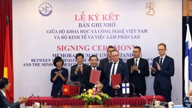 Bộ trưởng Bộ KH-CN Việt Nam Chu Ngọc Anh và Bộ trưởng Kinh tế Phần Lan Mika Lintila trao đổi văn bản ký kết hợp tác trong lĩnh vực KH-CN và đổi mới sáng tạo. Ảnh: TB
