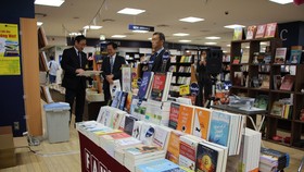 Gian sách Việt Nam tại Nhà sách Kinokuniya Tokyo, Nhật Bản