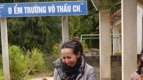 Isabelle Muller, the founder of Lo-ANH Foundation, is welcomed by the students of the elementary school in Vo Thau Chai, Hoang Su Phi district in Ha Giang Province. The school has been extended within the project No.8 of the foundation. (Photo courtesy of