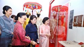 Wife of Prime Minister Nguyen Xuan Phuc, Tran Nguyet Thu (second, right), accompanies wife of the Lao PM, Naly Sisoulith (second, left) and wife of the Thai PM, Naraporn Chan-o-chan (first, left) to visit the Vietnamese Women’s Museum on March 31 (Photo: