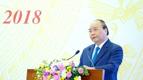 Prime Minister Nguyen Xuan Phuc delivered his speech at the conference between the central government and local authorities. Photo by VPG