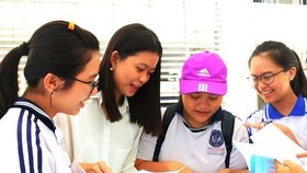 Students discuss over the last test (Photo: VNA)