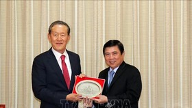 Chairman of the Ho Chi Minh City People’s Committee Nguyen Thanh Phong (R) and Chairman of the Federation of Korean Industries (KDI) Huh Chang-soo (Photo: VNA)