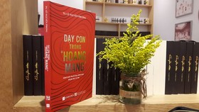 “Day con trong hoang mang” (Teaching Children in Anxiety) by Le Nguyen Phuong is honoured in the education category. (Photo: vietnamnet.vn)