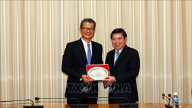 Chairman Nguyen Thanh Phong and Financial Secretary of the Hong Kong Special Administrative Region Paul Chan Mo-po (Photo: http://tphcm.dangcongsan.vn)