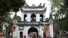 Tourists visit Temple of Literature - a tourist attraction in Hanoi (Source: VNA)