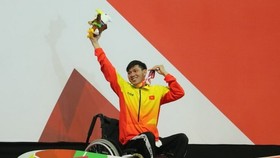 Swimmer Vo Thanh Tung at the medal podium (Photo: VNA)