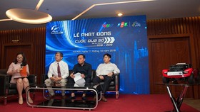 The organization board of the Digital Race 2018-2019 answered questions related to the contest in the launch ceremony in Hanoi. Photo by TB