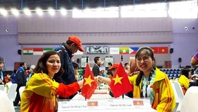 Nguyen Thi My Linh (R) and her Vietnamese teammate at a game of the 2018 Asian Para Games (Photo: hcmcpv.org.vn)
