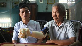 Ngo Van Det and his product for handicapped people