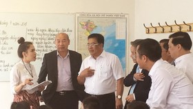 A delegation from the Party Committee of the Central Agencies Bloc visit a Vietnamese language class in Prague (Photo: VNA)
