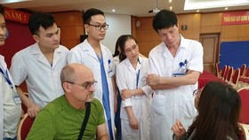 Surgeons from the US-backed Face to Face programme provides medical checkups for patients at the National Otorhinolaryngology Hospital of Vietnam (Photo: noh.vn)