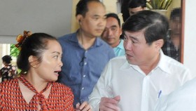 Chairman Nguyen Thanh Phong talks to Thu Thiem residents on November 7 (Photo: SGGP)