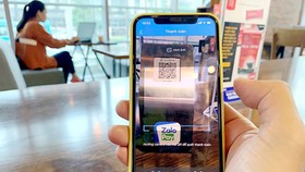 Using e-wallet application ZaloPay to scan QR Code to pay for merchandise easily