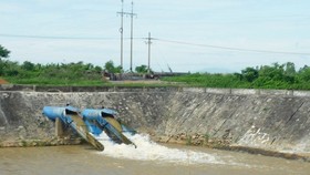 The Cau Do water plant pours fresh water into its system before supplying water to residents in Da Nang (Photo: VNA)