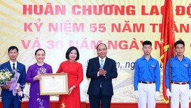 Prime Minister Nguyen Xuan Phuc presents the Government's second-class Labour Order to the Da Phuc Senior High School at the ceremony (Photo: VNA)