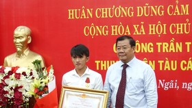 Vice Chairman of the Quang Ngai People's Committee Nguyen Tang Binh (R) presents the Bravery Order to Tran Thanh Ron on November 21 (Photo: VNA)