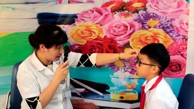 A student in Son La has his eyes examined under the programme (Photo: VNA)