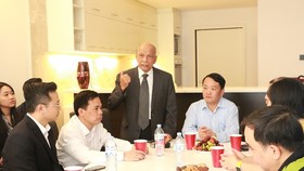 Vice Chairman of the Vietnam Business Association of Australia Peter Hong (standing) speaks at the meeting with VFF officials in Sydney on December 7 (Photo: VNA)