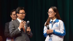 Mr. Dam talks wtih a student at the meeting (Photo: SGGP)