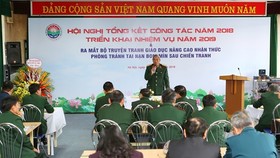 The meeting to review the performance of the Vietnam Bomb and Mine Action Support Association and debut the comic books in Hanoi on December 14 (Photo: VNA)
