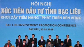 Representative enterprises sign a memorandum of understanding on cooperation with the Provincial People’s Committee.