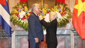Party General Secretary and President Nguyen Phu Trong (R) bestows a Ho Chi Minh Order upon President of the Council of State and Council of Ministers of Cuba Miguel Mario Diaz-Canel Bermudez in recognition of his contributions to the Vietnam-Cuba friends