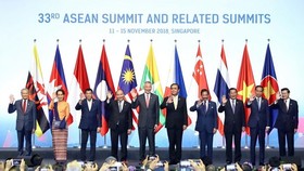 Prime Minister Nguyen Xuan Phuc (fourth, left) and other ASEAN leaders at the 33rd ASEAN Summit in Singapore (Photo: VNA)