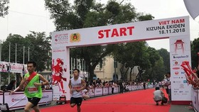 The Kizuna Ekiden Relay Run for Traffic Safety 2018 takes place right in the heart of Hanoi on November 18. (Photo: baodautu.vn)