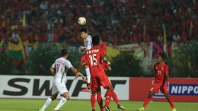 Vietnamese and Myanmar players in the match (Photo: VNA)