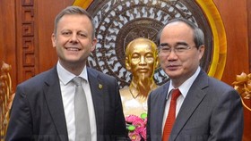 Secretary of the Ho Chi Minh City Party Committee Nguyen Thien Nhan offers a souvenir to Torsten Bonew