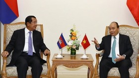 Prime Minister Nguyen Xuan Phuc (R) and Cambodian Prime Minister Samdech Techo Hun Sen (Photo: VNA)