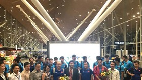 Vietnamese Ambassador to Malaysia Le Quy Quynh (front, fourth, right) welcomes coach Park Hang-seo (front, fifth, right) and other members of Vietnam's national football team at Kuala Lumpur International Airport (Photo: VNA)