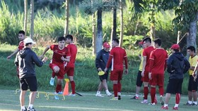 Vietnamese players train ahead of the AFF Cup final (Photo: VNA)