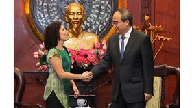 Secretary of the Ho Chi Minh City Party Committee Nguyen Thien Nhan (R) and new ambassador of Uruguay to Vietnam Rosario Portell