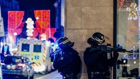 A manhunt was underway after the killer opened fire at around 8pm local time of December 11 on one of the city’s busiest streets in France's Strasbourg city, sending crowds of evening shoppers fleeing for safety. (Photo: AFP/VNA)