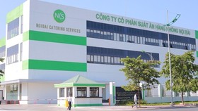 he new food processing centre covers over 21,000 square metres with three storeys and one basement, which has a capacity of providing 35,000 portions per day, 3.5 times higher than that of the old one (Illustrative image. Source: Vietnam Airlines)