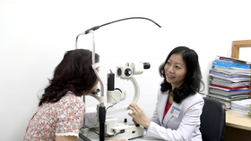 Bác sĩ BV Mắt TPHCM đang thăm khám cho bệnh nhân