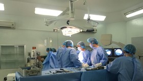Các bác sĩ tiến hành phẫu thuật cho bệnh nhân