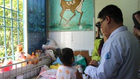 Bác sĩ đang thăm khám cho bệnh nhi