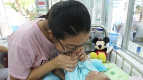 Mẹ con hạnh phúc trong ngày xuất viện