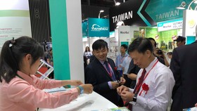 Các đại biểu tham quan các gian hàng tại triển lãm