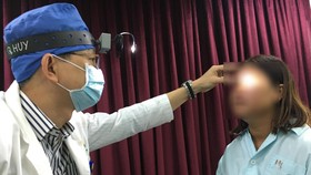 Bác sĩ đang thăm khám cho bệnh nhân