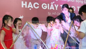Các bé thiếu nhi xếp hạc ủng hộ bệnh nhi mắc bệnh tim