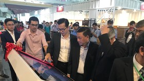 Ông Phạm Thành Kiên, Giám đốc Sở Công Thương TPHCM cùng với Hawa tham quan gian hàng