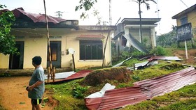 Lốc xoáy tốc mái nhà dân