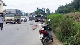 Va chạm với xe đầu kéo, 2 vợ chồng tử vong